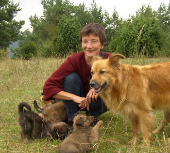 Christel Simantke mit Welpen
